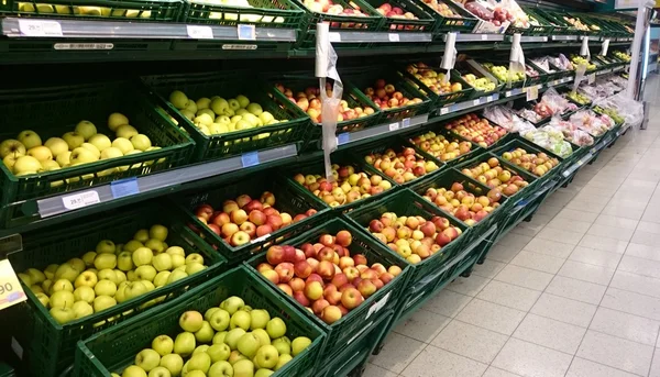 Vegetable section in supermarket — Stock Photo, Image