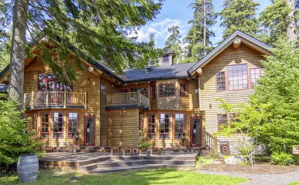 Güzel bir ev, ağaç arka plan ile