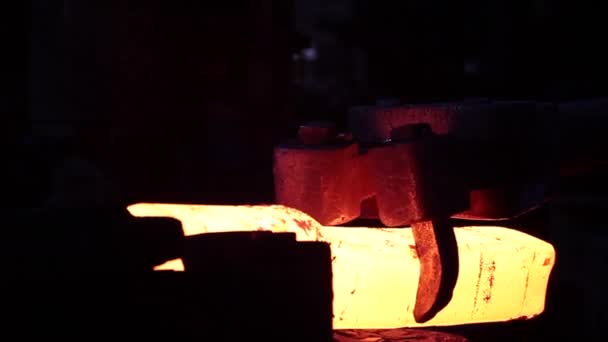 Carga sólida de metal caliente — Vídeo de stock