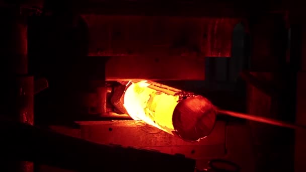 El martillo de la prensa trabaja con el sólido del metal caliente — Vídeos de Stock