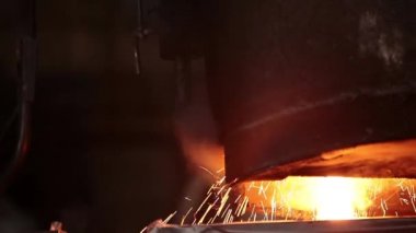 Sıcak Metal tanka akar