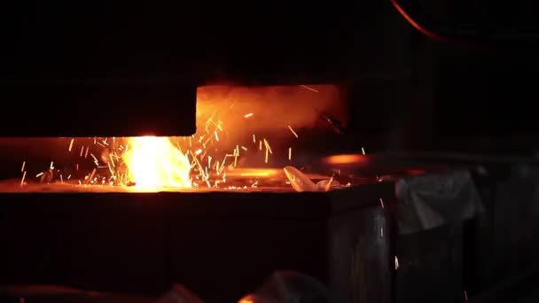 Heißes Metall fließt in den Tank — Stockvideo