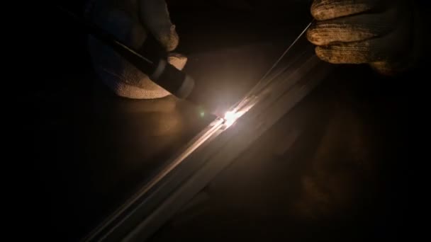 Welding man, welds  tube — Stock Video