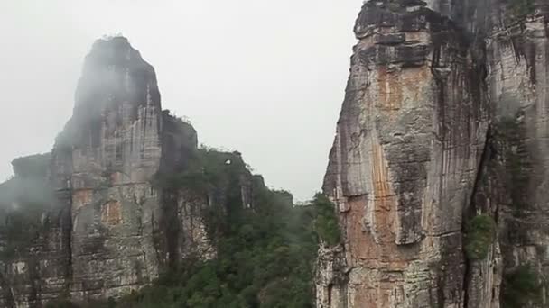 Vol vers le haut avec hautes montagnes — Video