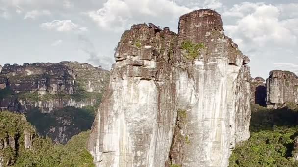 Vuelo con altas montañas — Vídeos de Stock