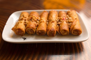 Fıstık soslu kızarmış bahar rulolar