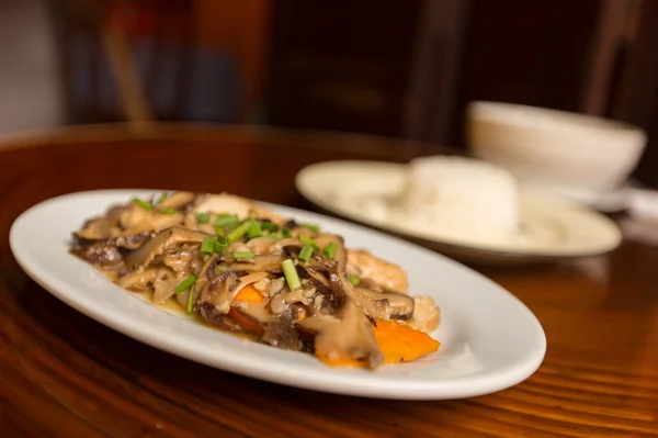 Kızarmış siyah mantar ile tofu ve pirinç — Stok fotoğraf