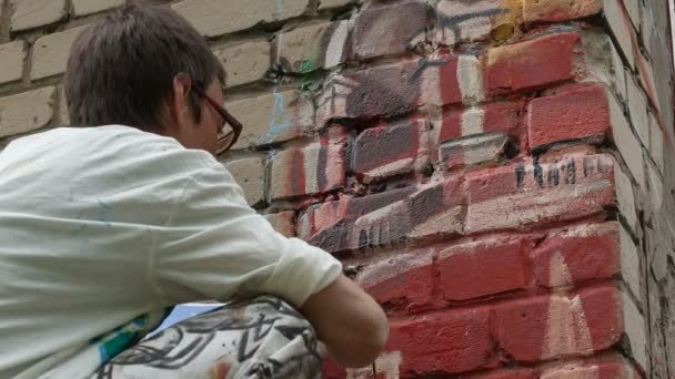 Artiste dessine sur le mur — Video