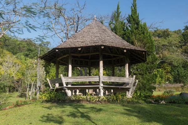 Tay bahçe bitkiler ve ağaçlar, pavilion ile — Stok fotoğraf