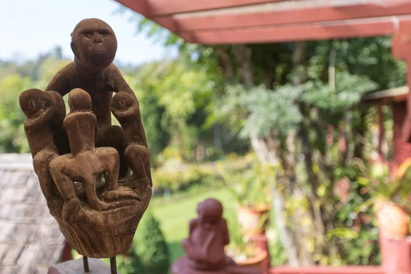 Tay bahçe bitkiler ve heykel