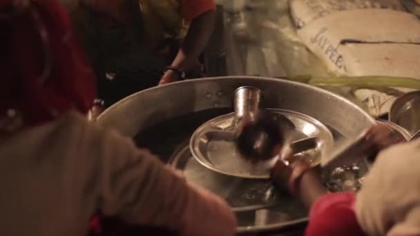 Femme indienne lave des plaques d'acier — Video