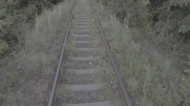 yere yakın Demiryolları üzerinde uçuş