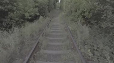 yere yakın Demiryolları üzerinde uçmak