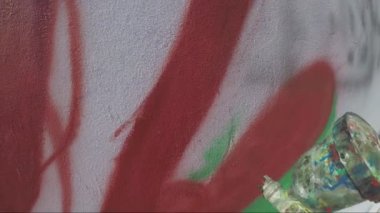 sanatçı ilk görünümünden Duvardaki boyalar