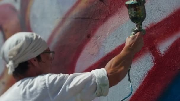 Καλλιτέχνης χρώματα στον τοίχο — Αρχείο Βίντεο