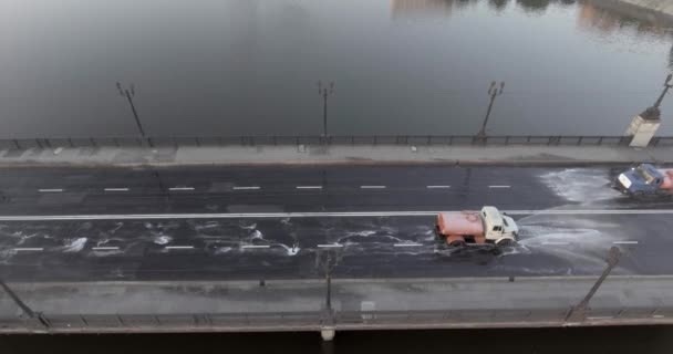 Πόλη Ντόνετσκ πότισμα σκουπίζοντας μηχανή πτήση πάνω από την γέφυρα — Αρχείο Βίντεο