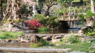 Nehir akar orman yoluyla