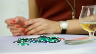 Beyaz masa üzerinde Casino fişi