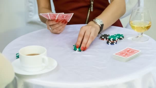 Menina joga um baralho de cartas — Vídeo de Stock
