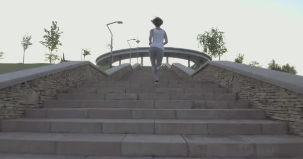 Parkta koşu sırasında bir kız — Stok video