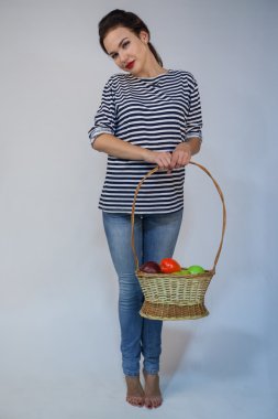 güzel genç kız elma tutar