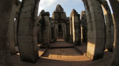 Tapınak avlu Angkor hareketi