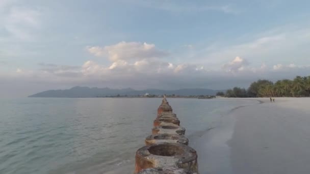 Захід сонця на узбережжі моря з обертання — стокове відео