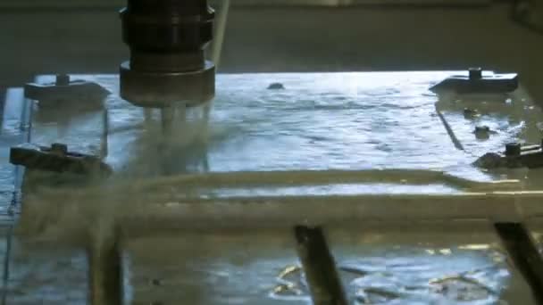 CNC-Fräsen von Aluminiumplatte mit Flüssigkeit — Stockvideo