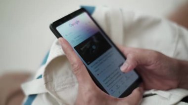 Elinde cep telefonu olan Google uygulaması ile thai dili oynanıyor