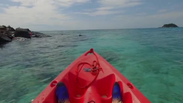 第一眼看到大海中的红皮划艇 早上2点 — 图库视频影像
