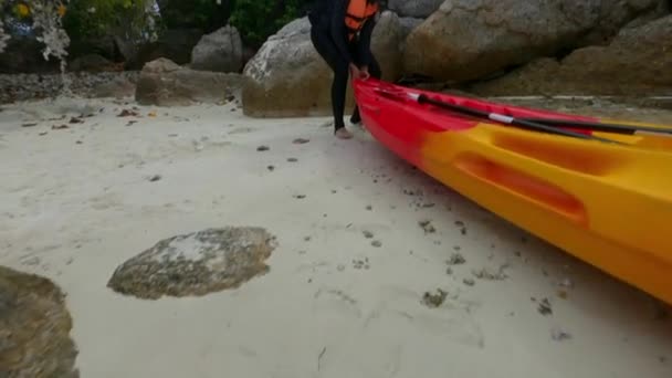 Asian Women Pushing Kayak Beach — Stock Video
