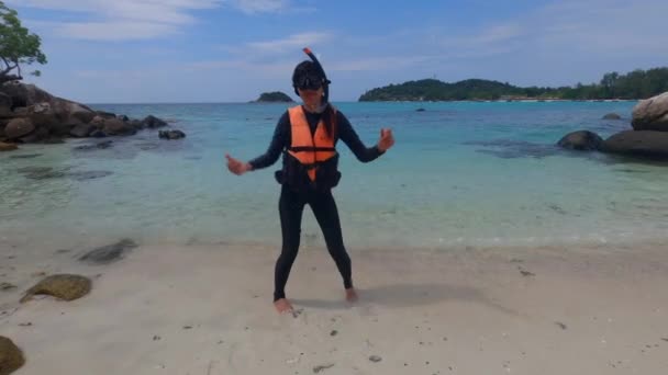 Mulher Asiática Elvis Dançando Praia Contra Fundo Mar Diurno — Vídeo de Stock