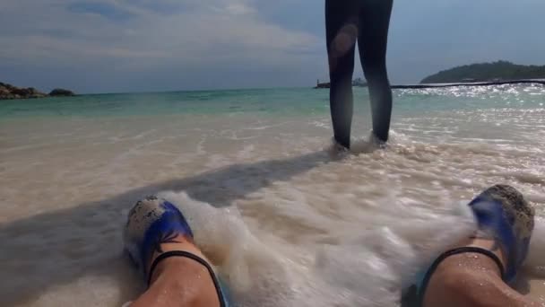 Vågorna Träffade Asiatiska Mannens Fötter Med Asiatisk Kvinnor Bär Dykning — Stockvideo