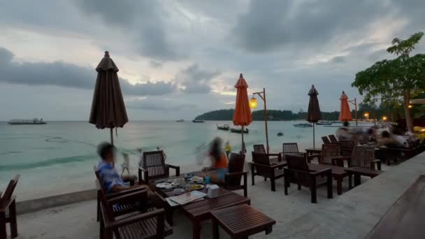 Timelapse Playa Puesta Sol Restaurante Con Nubes Movimiento — Vídeos de Stock