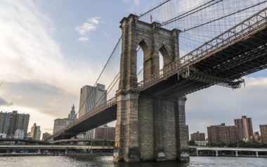 New York City, ABD - 5 Temmuz 2009. Brooklyn Köprüsü 'nün kapanış sahnesi, bir yaz öğleden sonrası..