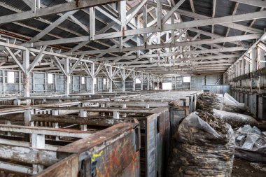 Punta Arenas, Şili - 24 Ocak 2024. Estancia San Gregorio 'nun iç kısmının ayrıntıları. Bu terk edilmiş Estonya bir zamanlar Güney Patagonya 'nın en büyük koyun yünü üreticilerinden biriydi..