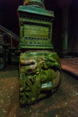 Sarnıçlar, İstanbul 'un merkezinde büyük bir yeraltı salonu kurarak Bizans döneminde şehrin kuşatma altında olduğu zamanlarda yeraltı su ikmal istasyonu olarak hizmet verdiler..