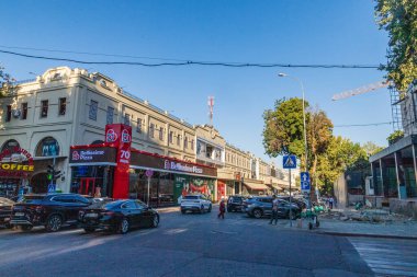 Taşkent, Özbekistan - 5 Ağustos 2025. Matboutchilar caddesini gösteren açık hava sahnesi, Tashkant 'ta işlek bir alışveriş ve restoran alanı.
