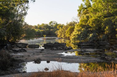 Kuzey Avustralya yarımadasında Laura nehri boyunca Cairns ve Cape York arasında bir yerde engebeli bir manzara var.