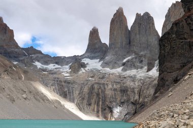 Torres Del Paine Ulusal Parkı 'ndaki kulelerin tepesindeki engebeli granit dağlar.