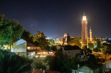 Antalya, Türkiye - 7 Ekim 2023. Geceleyin Antalya şehir merkezinin tarihi etkisi.