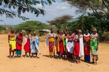 Archers Post, Kenya - 23 Temmuz 2024. Umoja Kadın Kültür Köyü 'nden bir grup kadın turistleri karşılıyor. Bu köy bir grup kadın tarafından kuruldu. Erkeklerin egemen olduğu şiddet olaylarından korunmak için.