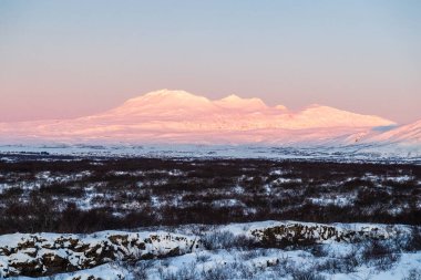 İzlanda 'daki Thingvellir Ulusal Parkı' nda güzel bir kış öğleden sonra, batan güneş altın saat koşulları yaratıyor..