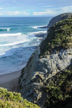 Avustralya 'nın güney sahilinin dış manzarası, ünlü on iki havarinin yanında, büyük okyanus yolu boyunca..