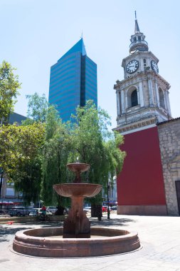 Santiago, Şili - 14 Ocak 2024. Iglesia de San Francisco 'nun dış görünüşü, 16. yüzyıla ait sembolik bir kilise..
