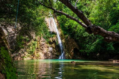 Fransız Provence 'ındaki Cotingac kasabasına yakın serin ve ferahlatıcı bir şelale gösteriliyor..