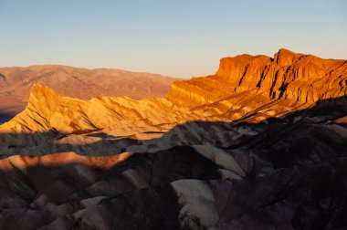 Sabahın erken saatlerinde Zabriskie Point, Ölüm Vadisi 'nde, Aralık sonlarında.