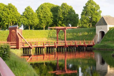 Bourtange, Hollanda - 19 Mayıs 2023. Dış mekan tarihi köprüyü güçlendirilmiş şehre girerken gösteriyor..