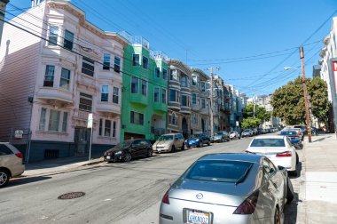 San Francisco, ABD - 22 Temmuz 2017. Açık hava sahnesi San Francisco 'nun aşağısında bir yerleşim alanını gösteriyor..