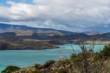 Torres del Paine Ulusal Parkı 'ndaki etkileyici bir dağ manzarası Nordenkjold Gölü boyunca, Patagonya, Şili.